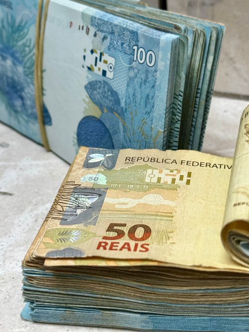 البحث عن الثراء بين الوهم والحقيقة: قصة الاعتقاد بتنزيل الأموال بالسحر