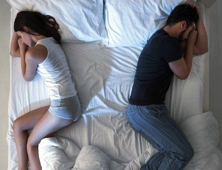 عندما يبتعد الزوج عاطفيًا: فهم النفور الزوجي وسبل إعادة التقارب