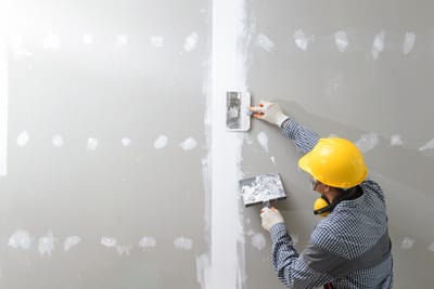 10 خطوات لتصميم وتنفيذ ديكور تجاري يجذب العملاء ويقوّي الهوية