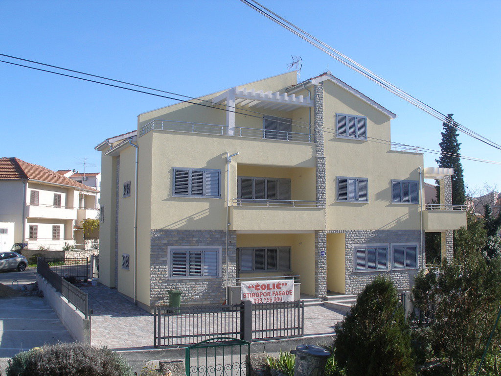 Wohn- und Geschäftsgebäude in Vodice