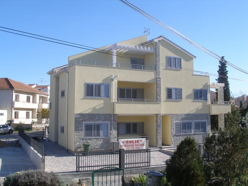 Wohn- und Geschäftsgebäude in Vodice