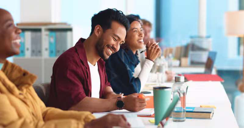 Apprenants d'origines diverses développant leurs compétences en atelier technologique