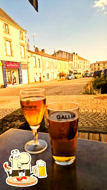 Le comptoir du bar chaleureux