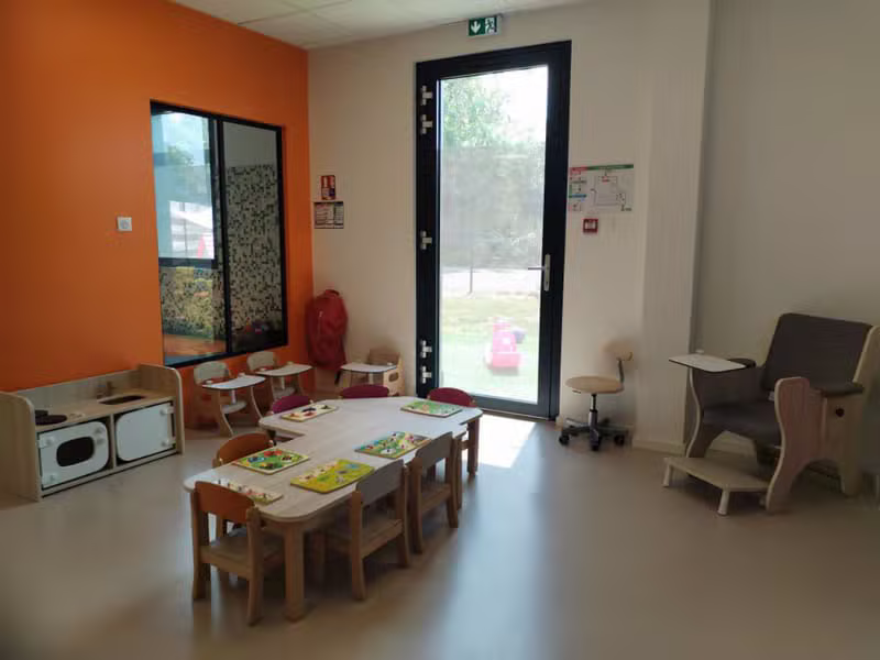 Groupe d'enfants partageant un repas équilibré
