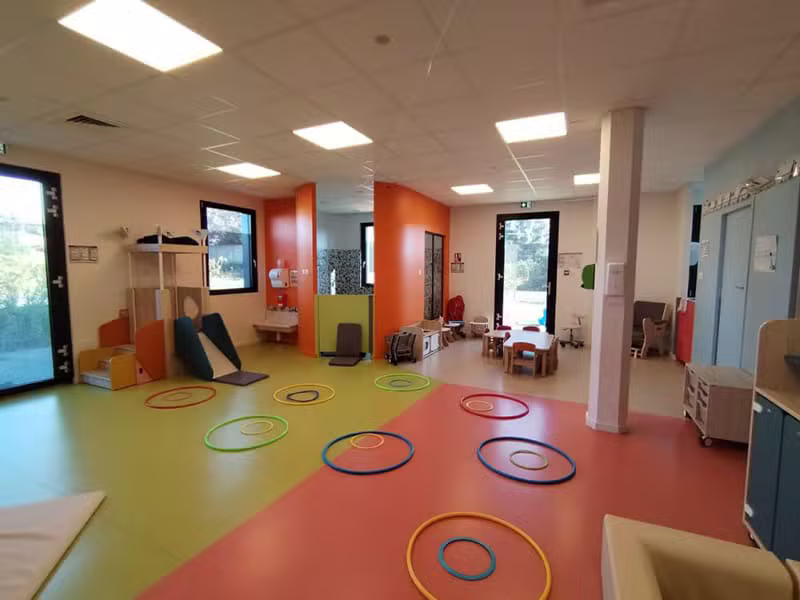 Enfants jouant ensemble dans la crèche