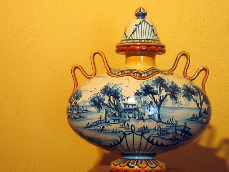 Immagine galleria per Terra, fuoco e blu cobalto, il segreto immortale  della ceramica del Sannio
