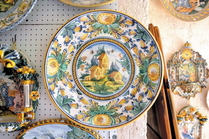 Immagine galleria per Terra, fuoco e blu cobalto, il segreto immortale  della ceramica del Sannio
