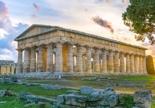 Immagine galleria per Il Cilento diventa ufficialmente la capitale del vino italiano. Al via il 1° Salone dei Vini della Magna Graecia e il 54° Congresso Nazionale FISAR.