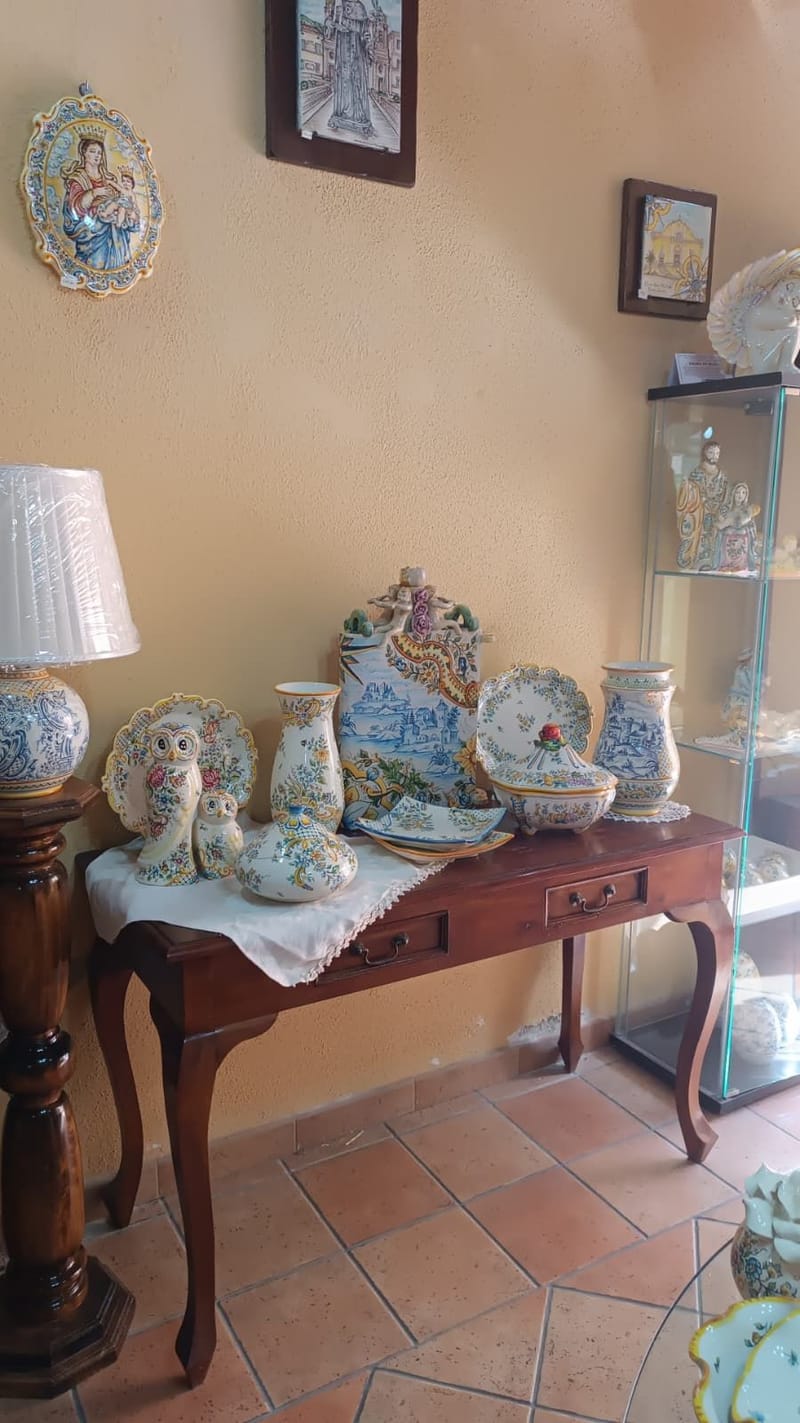 Terra, fuoco e blu cobalto, il segreto immortale  di Ceramica Artistica "MARINA",  fondata nel 1978 dai maestri Andrea Di Lorenzo e Antonietta Ciarlo.