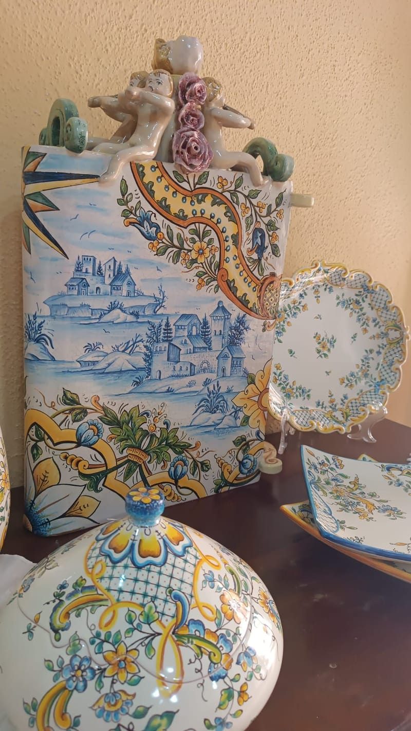Terra, fuoco e blu cobalto, il segreto immortale  di Ceramica Artistica "MARINA",  fondata nel 1978 dai maestri Andrea Di Lorenzo e Antonietta Ciarlo.