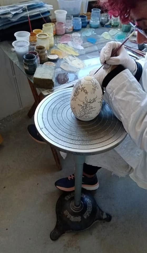 Terra, fuoco e blu cobalto, il segreto immortale  di Ceramica Artistica "MARINA",  fondata nel 1978 dai maestri Andrea Di Lorenzo e Antonietta Ciarlo.