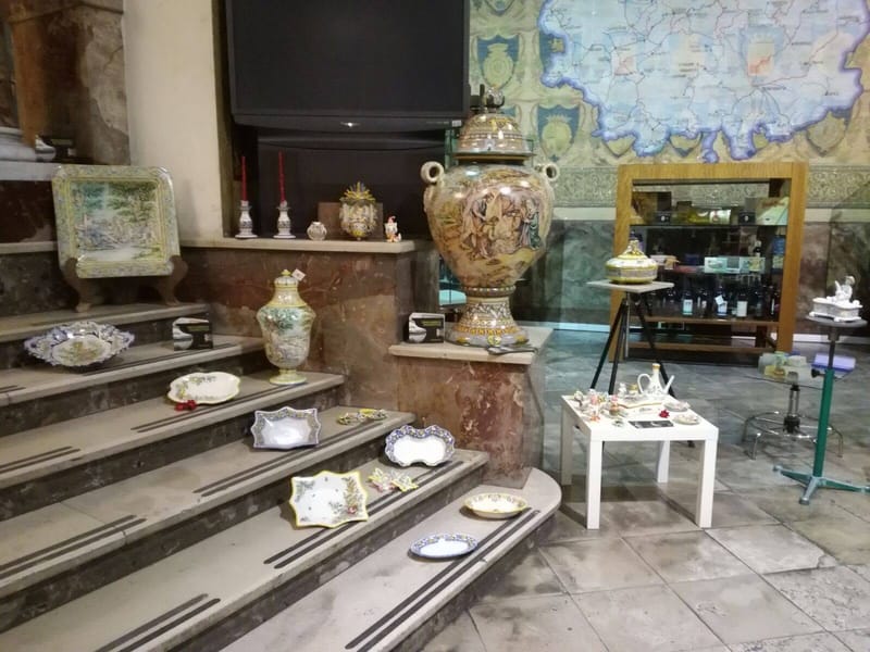 Terra, fuoco e blu cobalto, il segreto immortale  di Ceramica Artistica "MARINA",  fondata nel 1978 dai maestri Andrea Di Lorenzo e Antonietta Ciarlo.