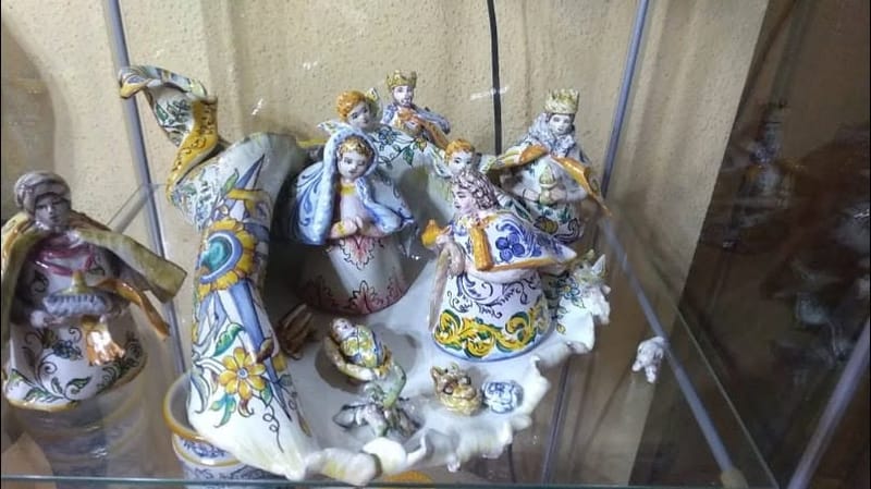 Terra, fuoco e blu cobalto, il segreto immortale  di Ceramica Artistica "MARINA",  fondata nel 1978 dai maestri Andrea Di Lorenzo e Antonietta Ciarlo.