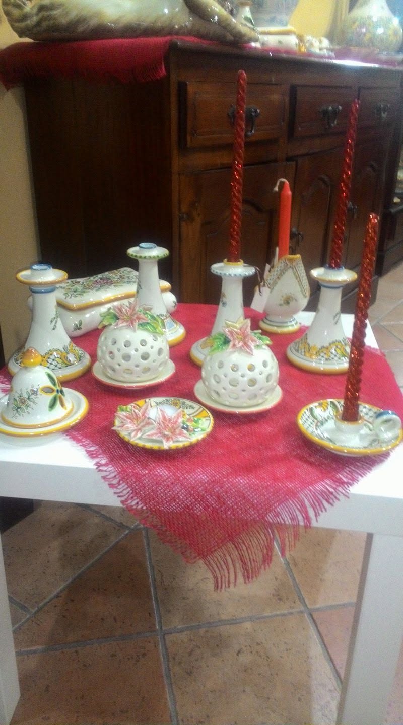 Terra, fuoco e blu cobalto, il segreto immortale  di Ceramica Artistica "MARINA",  fondata nel 1978 dai maestri Andrea Di Lorenzo e Antonietta Ciarlo.