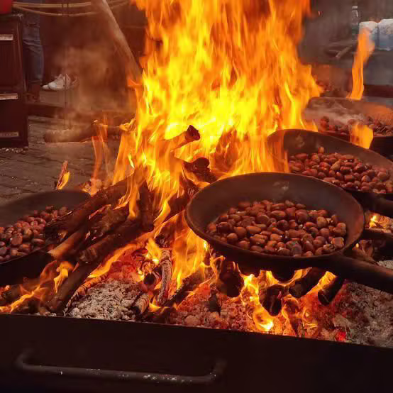 Castagne arrostite sul fuoco durante la sagra