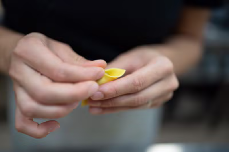 Mani artigiane che lavorano i prodotti della tradizione
