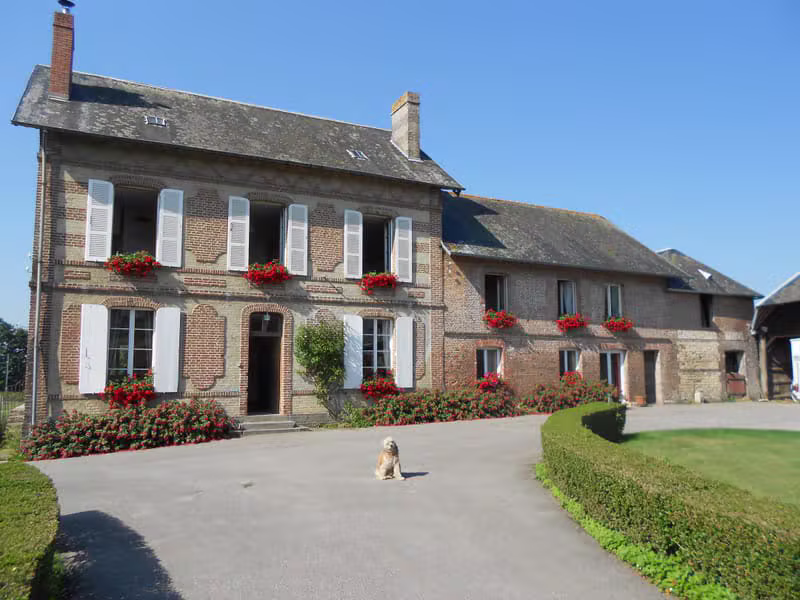 Extérieur paisible et chaleureux de la Ferme de Tolleville