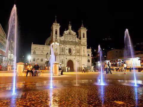 Iglesia de Los Dolores de noche