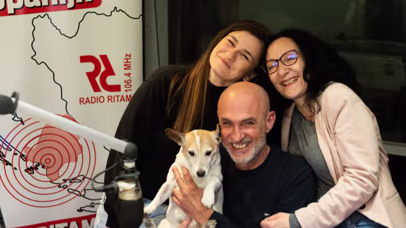 Radio studijski mikrofon s crvenim detaljima