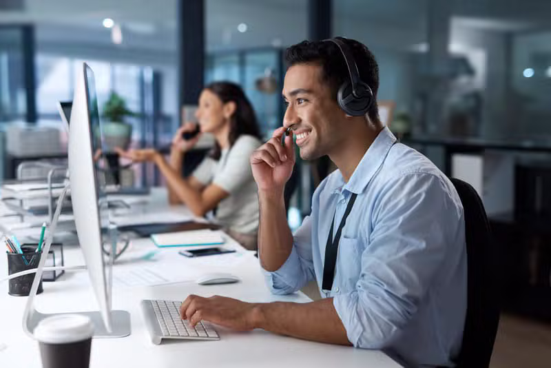 Agentes en un Call Center moderno