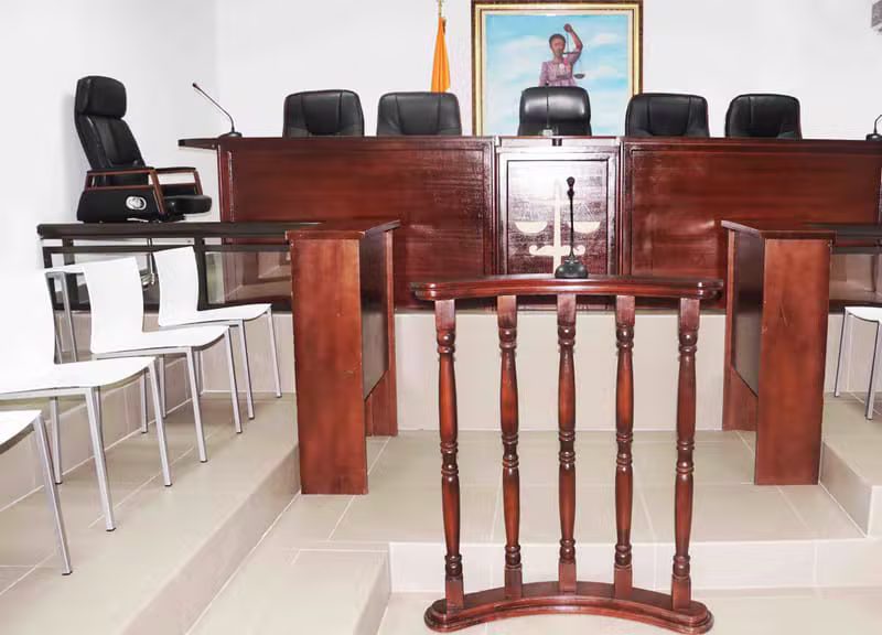 Bureau d'avocat professionnel avec dossiers et codes juridiques