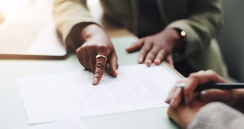 Avocat analysant un dossier complexe