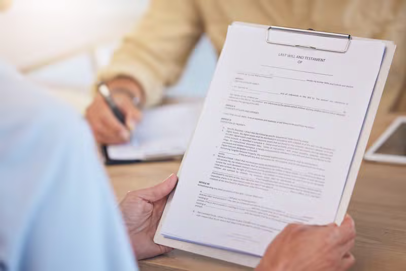 Advogada a trabalhar com documentos imobiliários