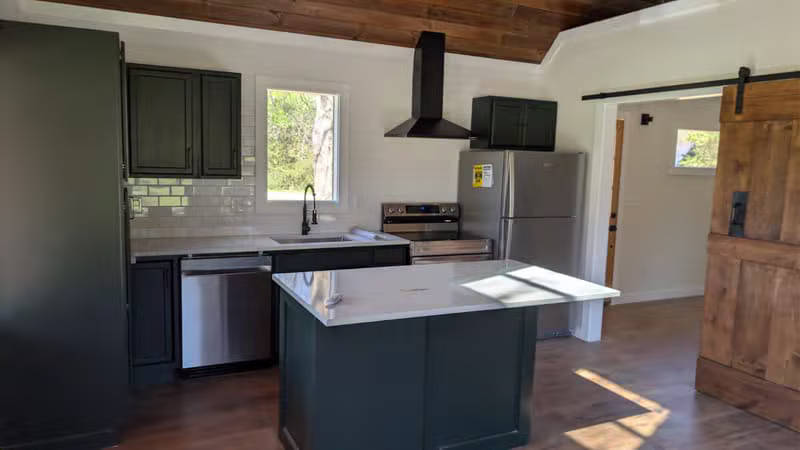 Modern kitchen remodeling with custom cabinets / Remodelación moderna de cocina con gabinetes personalizados