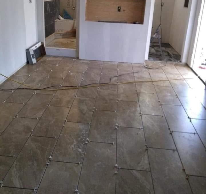 Interior hardwood flooring installation / Instalación interior de pisos de madera