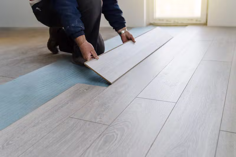Interior hardwood flooring installation / Instalación interior de pisos de madera