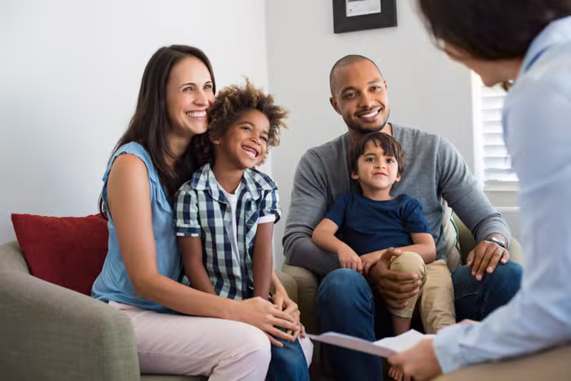 Agente de seguros asesorando a una familia