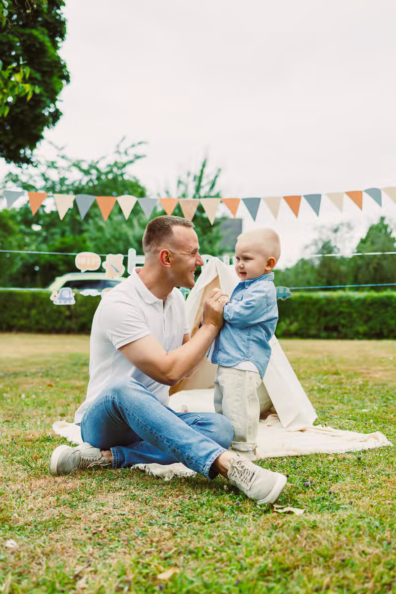 Famille heureuse en pleine nature lors d'un séjour en camping
