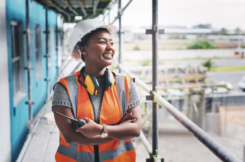 Engenheira civil em consultoria no canteiro de obras