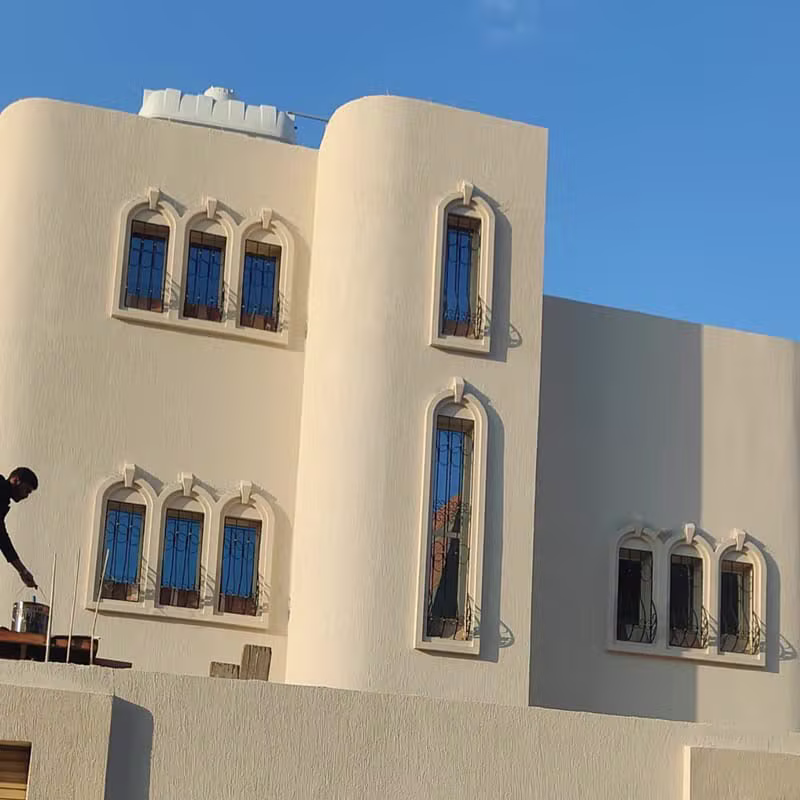 فني يقوم ببطولة جدار داخلي بدقة