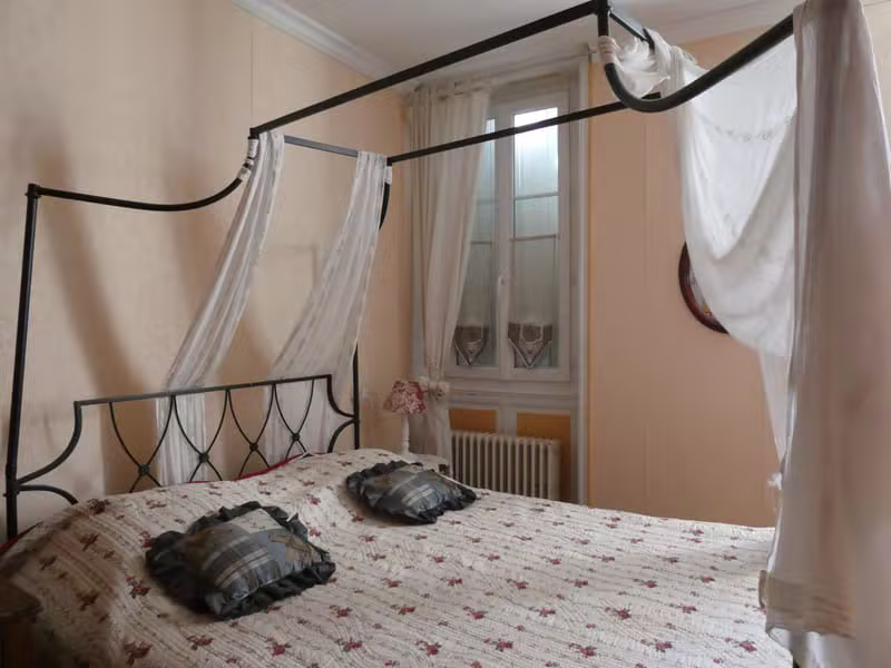 Chambre avec lit à baldaquin