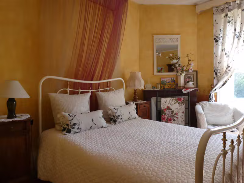 Chambre jaune chaleureuse