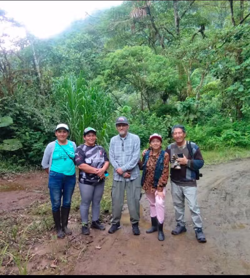Comunidad trabajando unida en las montañas andinas
