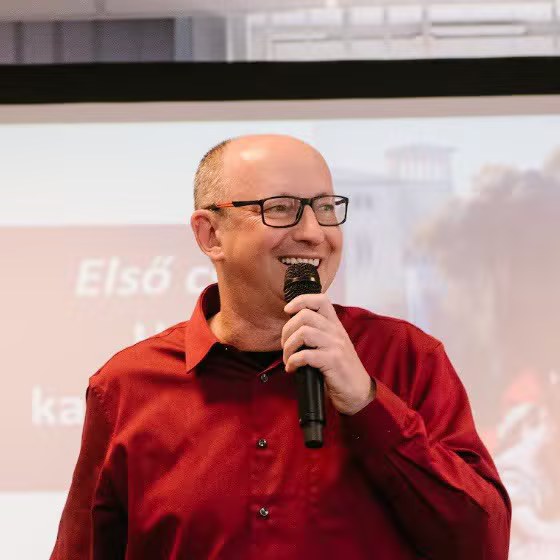 Előadó mikrofonnal a prezentáció során