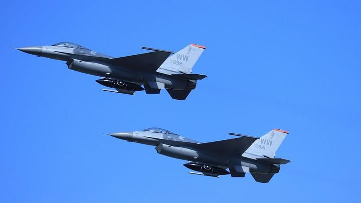Aux États-Unis, l'IA pilote désormais un avion de combat F-16