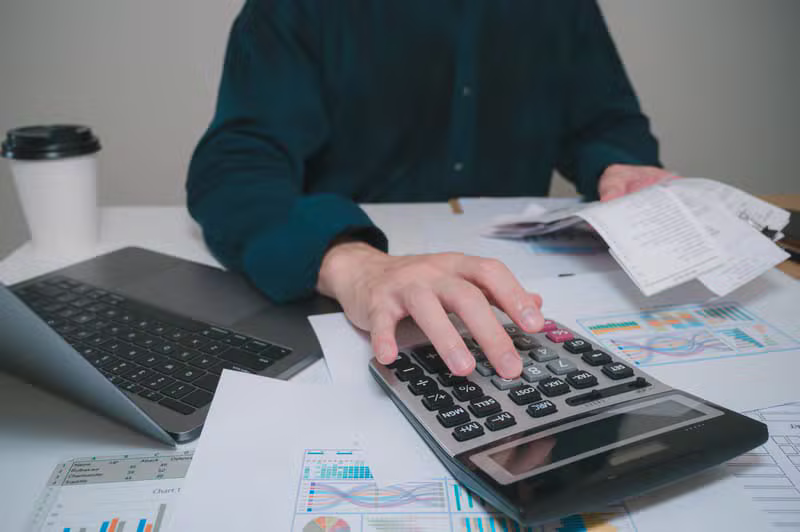 Profesional trabajando con tickets de compra