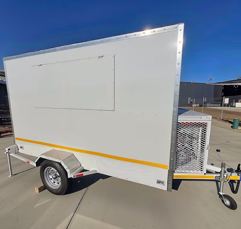 Mobile kitchen trailer exterior