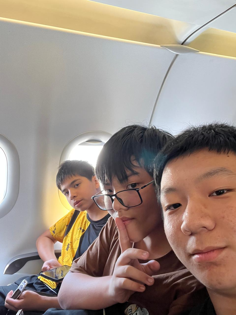 Chuandi with his friends