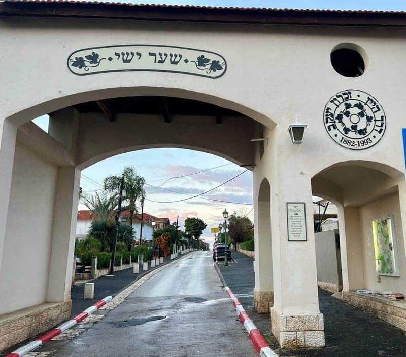 בין חצרות וסיפורים