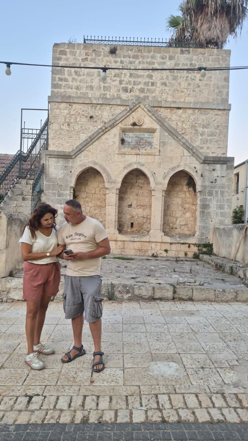 בין חצרות וסיפורים