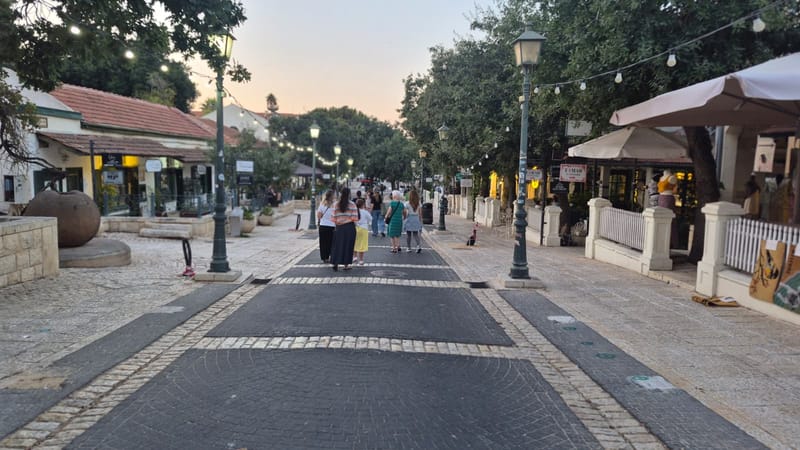 בין חצרות וסיפורים