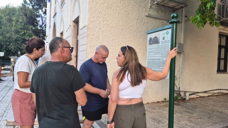 בין חצרות וסיפורים