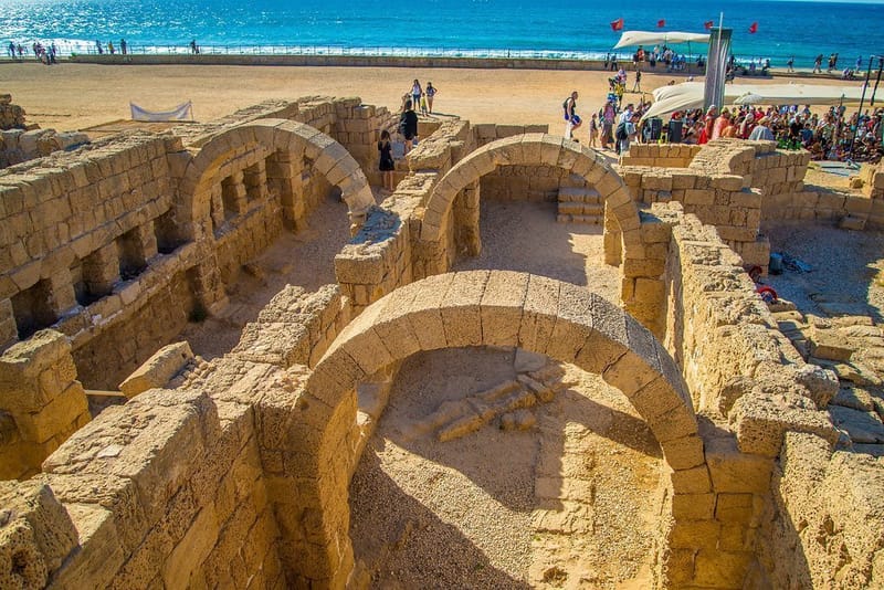 נמל קיסריה ארמונות, מקדשים, נימפאונים וים כחול אחד!  