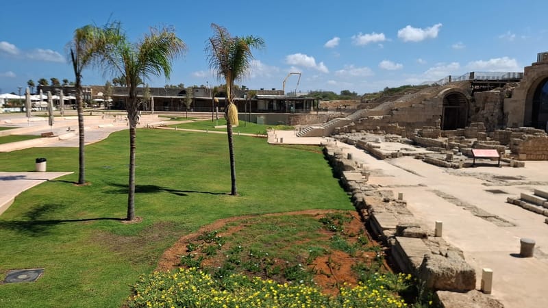 נמל קיסריה ארמונות, מקדשים, נימפאונים וים כחול אחד!  
