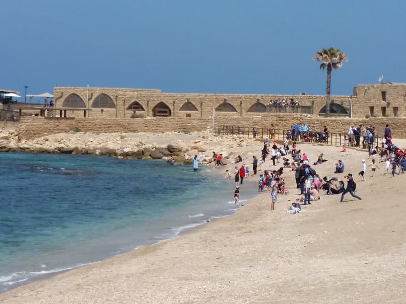 נמל קיסריה ארמונות, מקדשים, נימפאונים וים כחול אחד!  