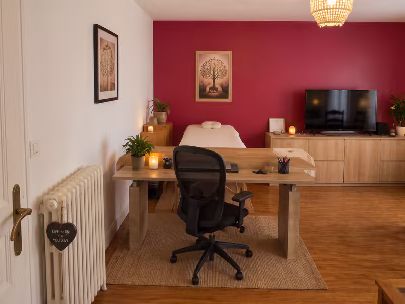 Cabinet avec table de massage et bureau